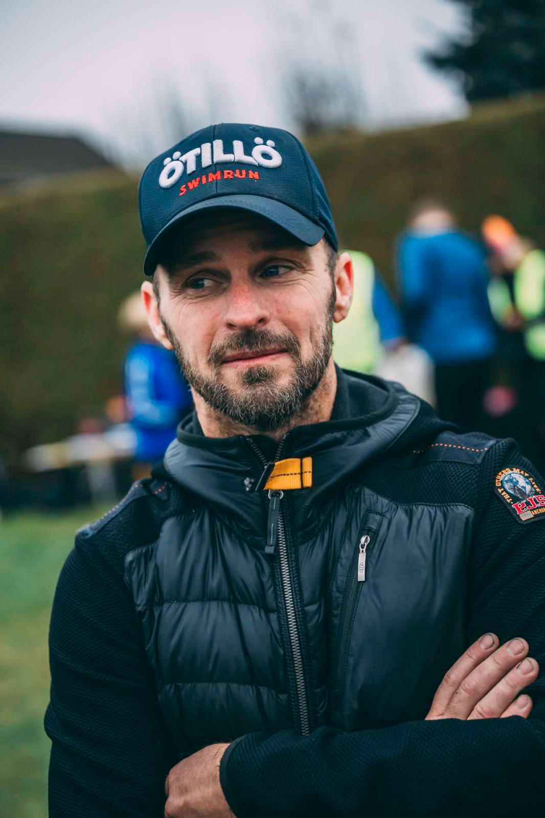 Fredrik Hedlund i ÖtillÖ-keps på loppdag — grundare och tävlingsledare för 1852 Swimrun